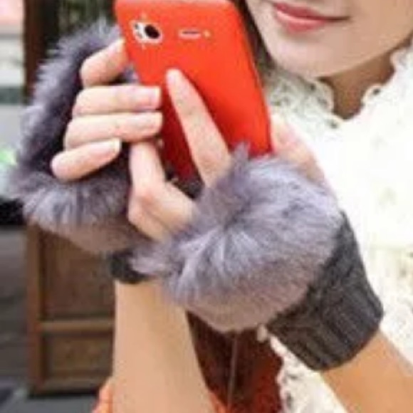 NWT Black Faux Fur Fingerless Gloves - Picture 4 of 4